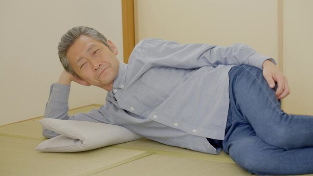 シニア男性・和室・横になる・欠伸