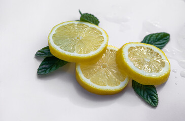 Kernlose Zitronene in Scheiben geschnitten mit Minze dekoriert