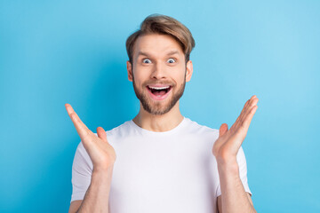 Photo portrait of amazed happy guy wearing casual t-shirt smiling clapping hands isolated on...