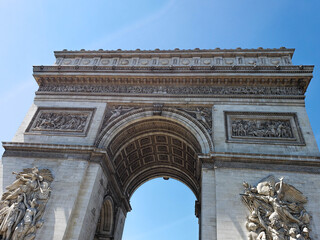Fototapeta na wymiar The triumphal arch on a sunny day. Paris, France