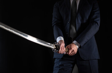 Fototapeta na wymiar スーツを着て日本刀を構える男性