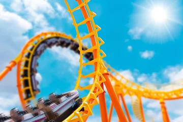Foto op Aluminium meest opwindende achtbaan rijden hoog naar de zomerhemel in het themapark, mensen opgewonden leuke en vrolijke speelmachine in vakantie. © Quality Stock Arts