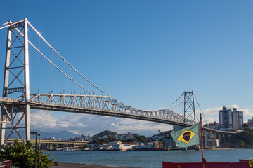 Fototapeta na wymiar Ponte Hercílio Luz da cidade de Florianópolis e a bandeira do Brasil, Floriaopolis