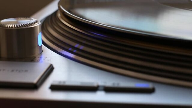 Turntable system, stylus strobo light  close to the turntable