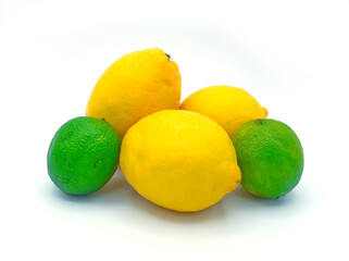 Agrumes trois citrons jaunes deux citrons verts vue de face sur fond blanc