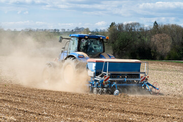 Obraz premium Traktor mt Sämaschine auf einem Acker