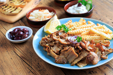 Gyros Teller mit Pommes und Beilagen