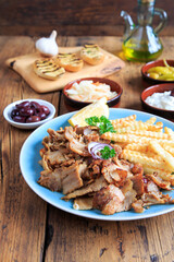 Gyros Teller mit Pommes und Beilagen