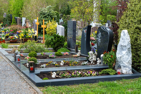 Gr&auml;ber auf einem Friedhof