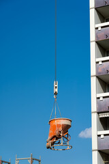 Betonkübel hängt an einem Kranen