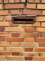 Buzon de correos incrustado en muro de ladrillo