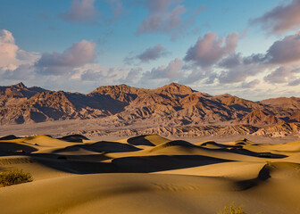 Fototapeta na wymiar dunes and mountains