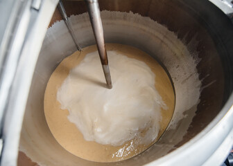 The process of filling malt in a container for making beer. Traditional brewing.