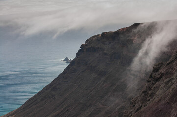 Paysage de l'ile volcanique de Lanzarote avec les concressions de laves, la mer , les cories, et les volcans à l'horizon au milieu de l' ocean atlantique