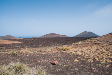 Paysage de l'ile volcanique de Lanzarote avec les concressions de laves, la mer , les cories, et...
