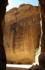 The midday lights penetrate the Siq of Petra