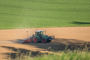 Obraz premium Traktor bei der Arbeit auf dem Feld