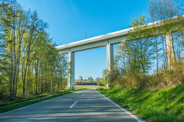 Fototapeta na wymiar Eisenbahnbrücke einer Schnellbahntrasse