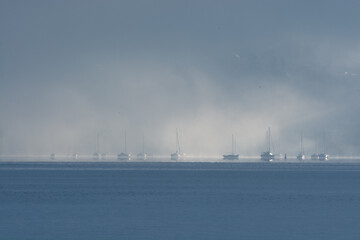 P&ecirc;cheurs un jour de brume sur le l&eacute;man