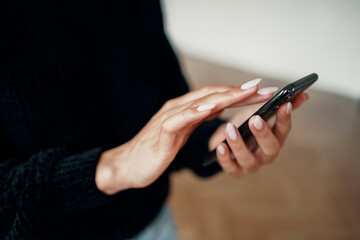 Writes and prints a message to friends in the messenger phone. Uses a device in the hands of surfing the Internet.