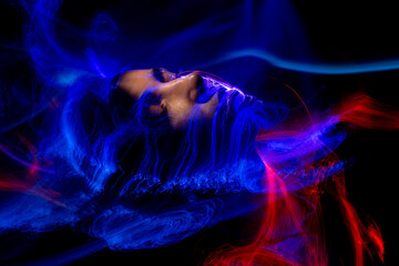 Obraz premium lightpainting portrait, new art direction, long exposure photo without photoshop, light drawing at long exposure 