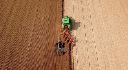 Traktor mit Pflug und Gruber auf einem Acker, Saatbettbereitung, rückwärtige Vogelperspektive, Landwirtschaft 