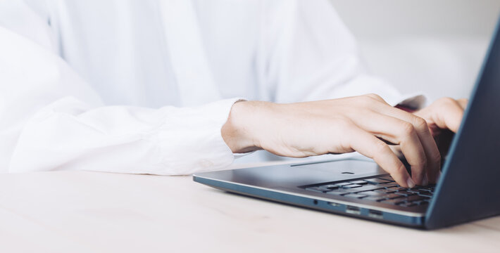 Programador inform&aacute;tico mano escribiendo en el teclado, concepto de negocio de tecnolog&iacute;a, de cerca, espacio de copia