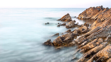 Scogli inclinati e mare azzurro