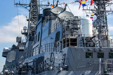 満艦飾を掲げた海上自衛隊の護衛艦（木更津・千葉）