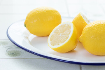 シンプルなお皿に並べたカットレモン