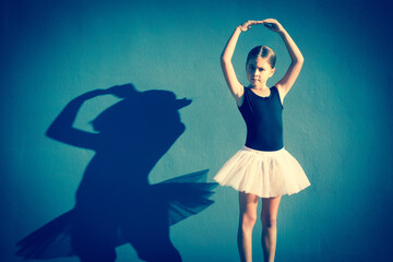 Junges Mädchen im Ballettkleid © topshots