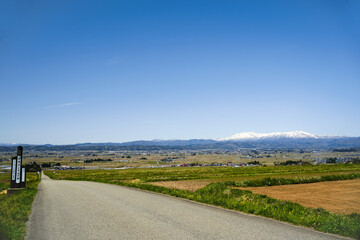 喜多方市の恋人坂と残雪の飯豊連峰
