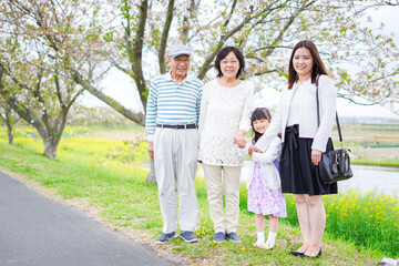 Obraz premium ランドセルを背負った女の子と家族