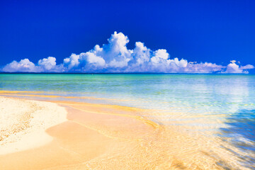 沖縄の美しいサンゴ礁の海と雲