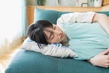 Fototapeta premium ソファで眠る女性