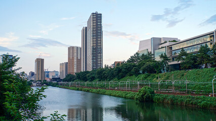 Fototapeta na wymiar 空高くそびえる高層ビルと東京、外濠沿いに走る線路