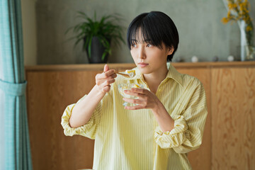 朝食にヨーグルトを食べる女性