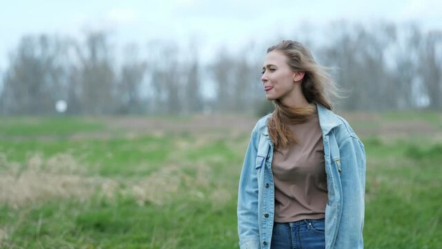 [4k] pouting blonde woman trying not to laugh