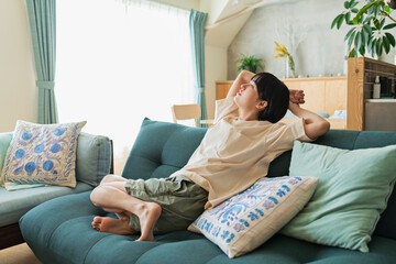 ソファでくつろぐ女性