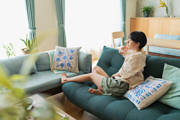 ソファでくつろぐ女性