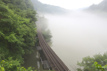 JR只見線の鉄道橋と只見川の川霧の風景　（福島県大沼郡三島町宮下）