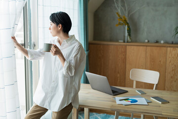 リモートワーク中に休憩する女性