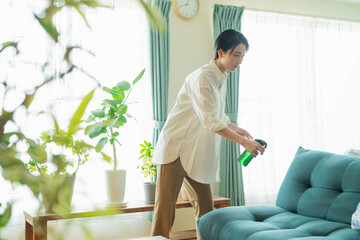 部屋の掃除をする女性