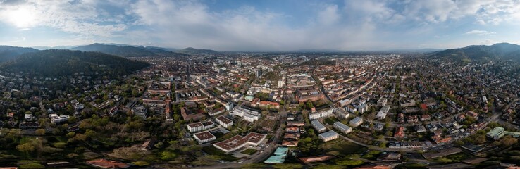360 Grad Panorama Luftaufnahme von Freiburg im Breisgau im Sonnenaufgang mit dem Gefängnis in der Mitte und den umgebenden Bergen, Baden Wuertenberg, Deutschland