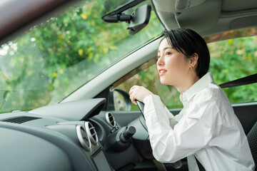 車を運転する女性