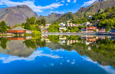 Naklejka premium Reflets dans mare à joncs, cirque de Cilaos, île de la Réunion 