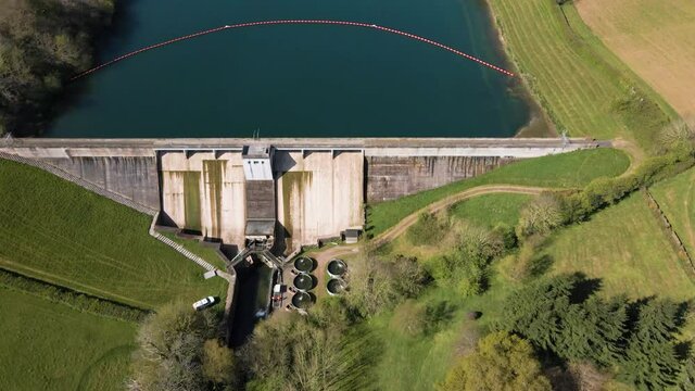 4K flying over hawkridge reservoir, drone moving forward over the water dam wall and over the reservoir, 60fps.