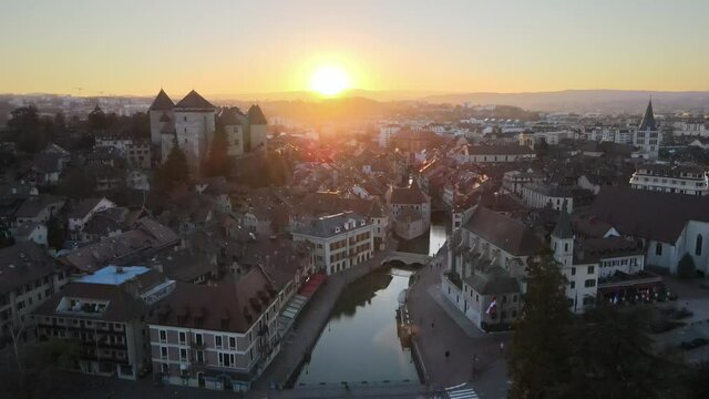 Coucher de soleil au dessus de la vieille ville d'Annecy, vue par drone, France