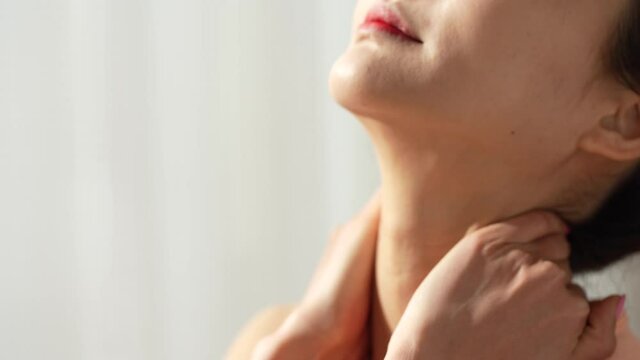 ストレッチをする若い女性