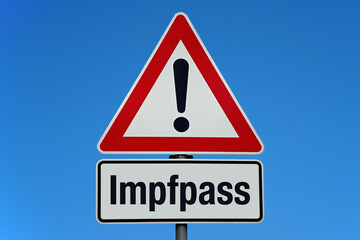 Impfpass - Achtung Schild mit blauem Himmel